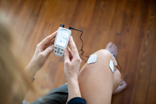 innoSTIM TE TENS EMS Behandlung am Knie einer Patientin