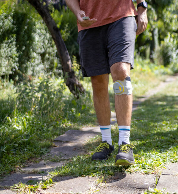 innostepwl von Heller Medizintechnik im Einsatz bei Fußheberschwäche Patienten im Garten
