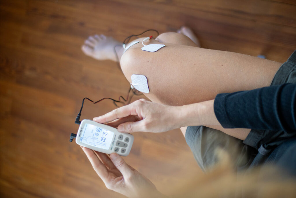 Eine Patientin behandelt ihre Schmerzen mit dem innoSTIM-TE.