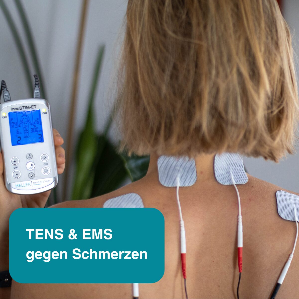 Eine Frau behandelt sich selbst mit dem innoSTIM-ET, zur Schmerzreduktion
