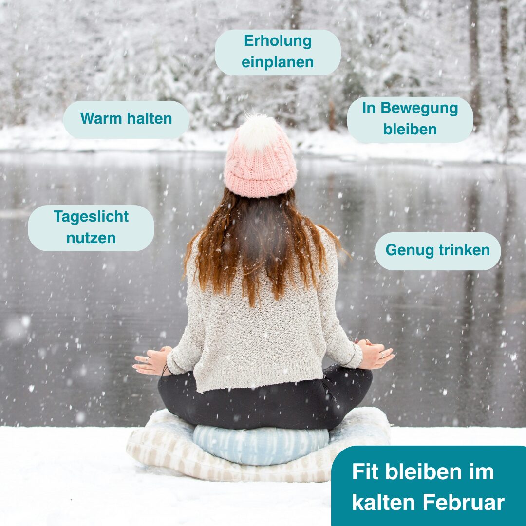 Eine Frau sitzt im Winter an einem gefrorenen See und meditiert.