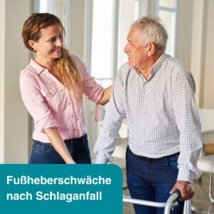 Ein Mann geht an einem Rollator, weil er eine Fußheberschwäche hat.