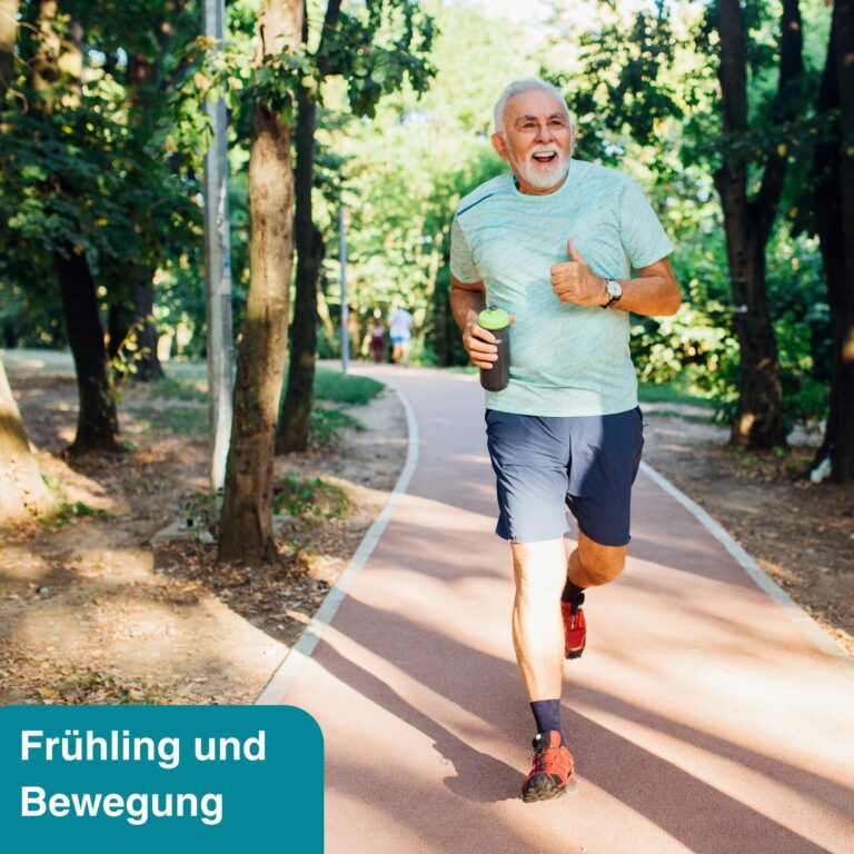 Ein älterer Mann joggt in einem Wald