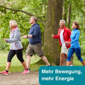 Ältere Menschen joggen gemeinsam in der Natur