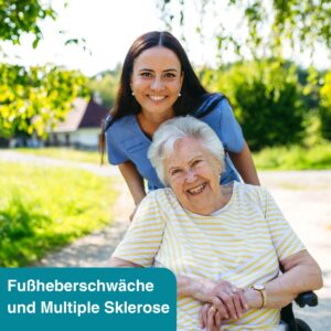 Eine Pflegerin und eine MS-Patientin mit Fußheberschwäche lächeln in die Kamera