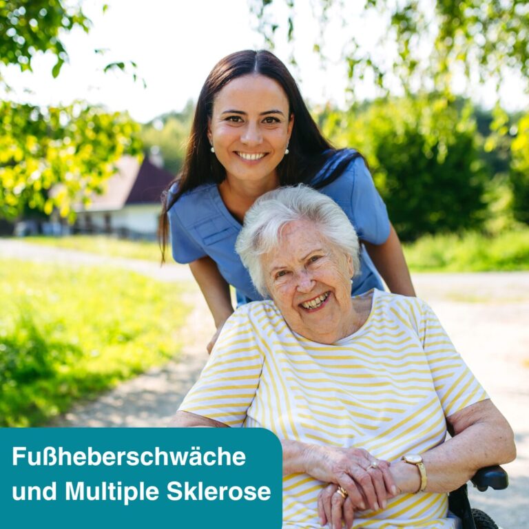 Eine Pflegerin und eine MS-Patientin mit Fußheberschwäche lächeln in die Kamera